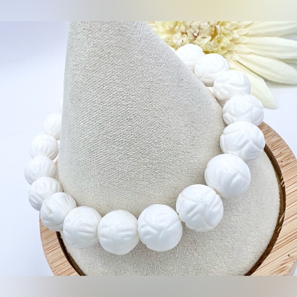 WHITE CARVED CORAL BRACELET - Picture 2 of 7